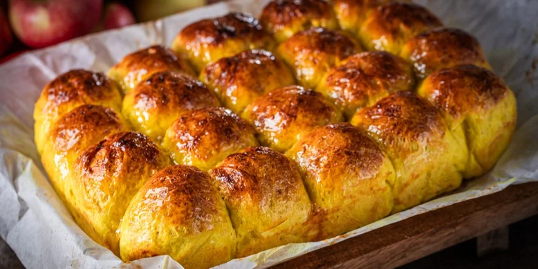 С яблочной начинкой: сладкие пампушки на дрожжевом тесте