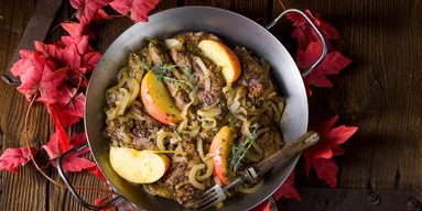 С яблоками и луком: нежная свиная печень на сковороде