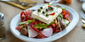 Дух Средиземноморья: греческий салат с сыром фета