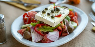 Дух Средиземноморья: греческий салат с сыром фета