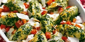 Очень сырные: рецепт итальянских шпинатных ньокки с рикоттой, моцареллой и пармезаном