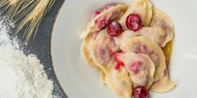 Вареники з вишнями: рецепт із завжди вдалим тістом, яке не розклеїться