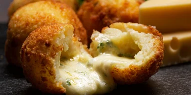 Сирні кульки: рецепт найкращої закуски із картоплею та кукурудзою у фритюрі