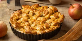 Яблучна шарлотка до чаю: хіт цієї осені