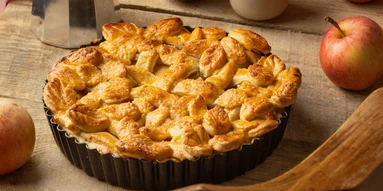 Яблочная шарлотка к чаю: хит этой осени