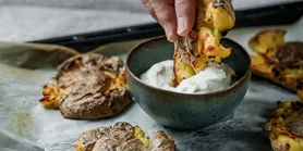 Мягкие чипсы: запеченный картофель со сливочно-острым соусом