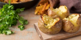 Запеченный картофель за 10 минут: выйдет даже в микроволновке