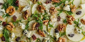 Просто, але як гарно: рецепт карпачо із груші, сиру та горіхів