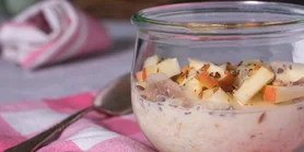 Білкова вівсянка на ніч з яблуком та арахісовою пастою