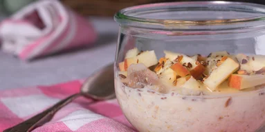 Білкова вівсянка на ніч з яблуком та арахісовою пастою