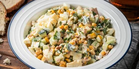 Легкий и сытный: рецепт салата с тунцом и кукурузой, который легко приготовить даже без электричества