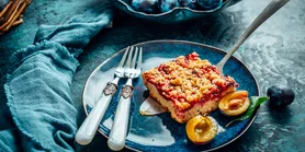 Тертый пирог со сливами: рецепт на масле и желтках