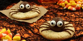 Печиво-павуки: простий рецепт солодощів до Геловіну з арахісом та цукерками