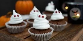 Сладкие привидения: простые шоколадные капкейки с кремом на Хэллоуин