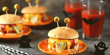 Ужасно аппетитный: рецепт бургера на Хэллоуин с авокадо и сальсой