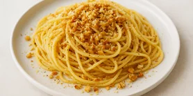 Ароматная паста с чесноком и орехами под хрустящими сухариками