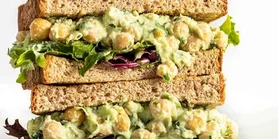 Перекус без мяса: рецепт сочного сэндвича с нутом и салатом, который легко приготовить, когда нет света