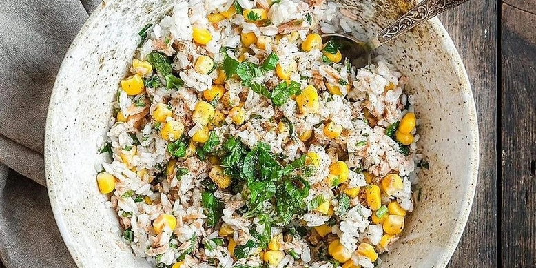 Коли лишився рис: рецепт салату із кашею, тунцем та кукурудзою на обід без світла