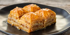 Хрустка та просочена: рецепт медової пахлави з волоським горіхом