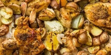 Запеченная курица с яблоком, фенхелем и карамелизированным луком