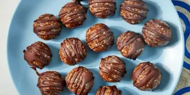 Поживний десерт. Рецепт веганських горіхово-фінікових кульок до чаю або в дорогу