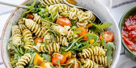 Легка паста з песто, горошком і соковитими помідорами