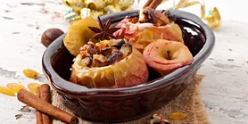 Печеные яблоки с орешками: самый вкусный десерт всех времен