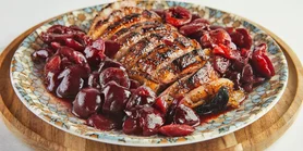 Утка, вишня, духовка: рецепт главного блюда на праздник, Рождество или Новый год