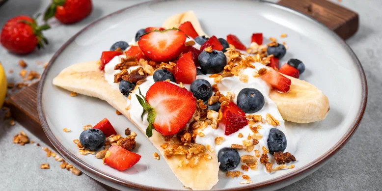 Банан спліт: найпростіший сніданок без світла з бананом і гранолою