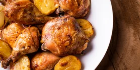 Курица с золотистым картофелем, запеченная в одной сковороде: рецепт экономного обеда