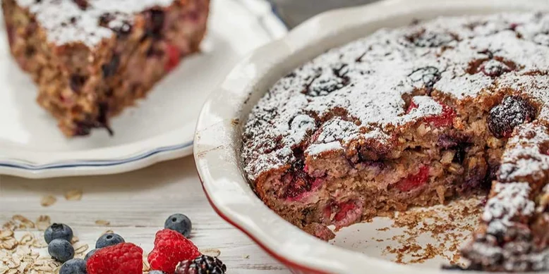 На сніданок і до чаю: вівсяний пиріг з ягодами та медом за рецептом