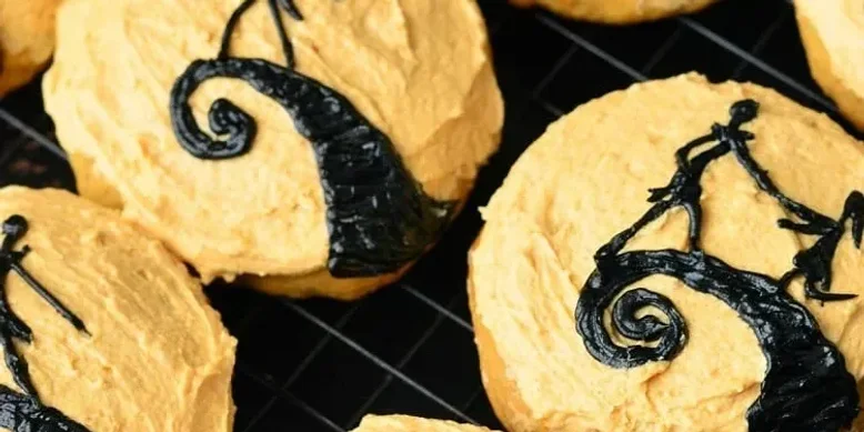 Печенье на Хэллоуин: рецепт мягкого тыквенного печенья с глазурью