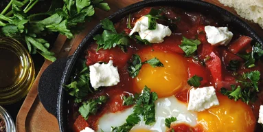 Яйця, запечені з фетою: сніданок по-королівськи