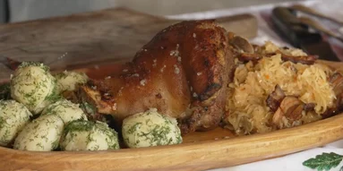 Ароматная венгерская рулька: особый рецепт от владелицы старинной винодельни