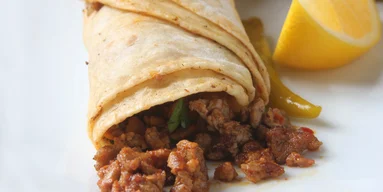 Рятівна простота: рецепт ситного лаваша з м’ясом та сиром