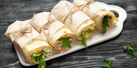 Домашній лаваш із начинкою з тунця, сиру та яблук