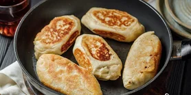 Класичні пиріжки з лівером, смажені на сковорідці