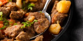 Быстрый ужин для всей семьи: сытное блюдо с говядиной и картофелем на сковороде