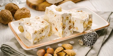 Таку не куштували: рецепт домашньої та м'якої нуги з горіхами