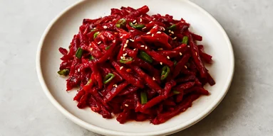 Свекольное кимчи с ароматом корейской сливы: яркое, свежее, хрустящее