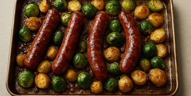 Ужин на одном деке: колбаски плюс хрустящая брюссельская капуста