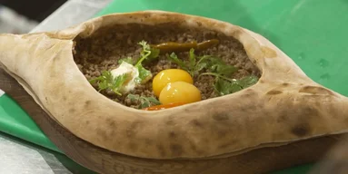Хачапури с мясом и маринованным перцем чили: фирменный рецепт от шефа