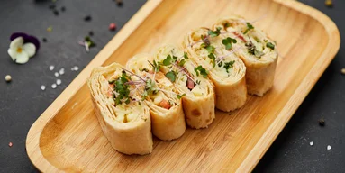 Сытный ужин из фарша за 20 минут: улитки из лаваша на сковороде