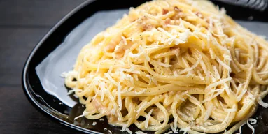 С легкой остринкой: рецепт спагетти с пармезаном и мисо