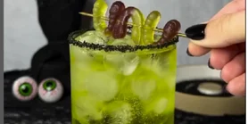 Как из фильма Тима Бертона: рецепт коктейля Битлджус на имбирном эле