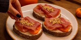 Брускети з хурмою та хамоном: рецепт на стіл під вино