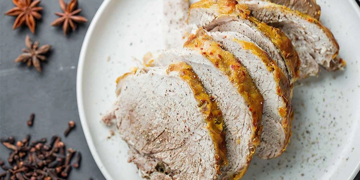 Сочное мясо и хрустящая корочка: как запечь ветчину в духовке на Рождество или Новый год