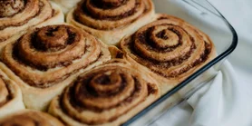 Аромат осени: булочки с корицей, яблоками и карамелью