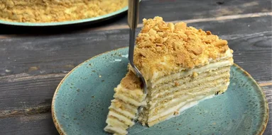 Сладче меда: рецепт мягкого торта Медовик с манным кремом от Лизы Глинской