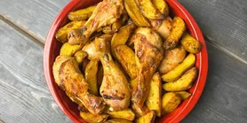 Обід на мільйон: рецепт курячих гомілок в йогуртовому маринаді та картоплі по-селянськи із соусом